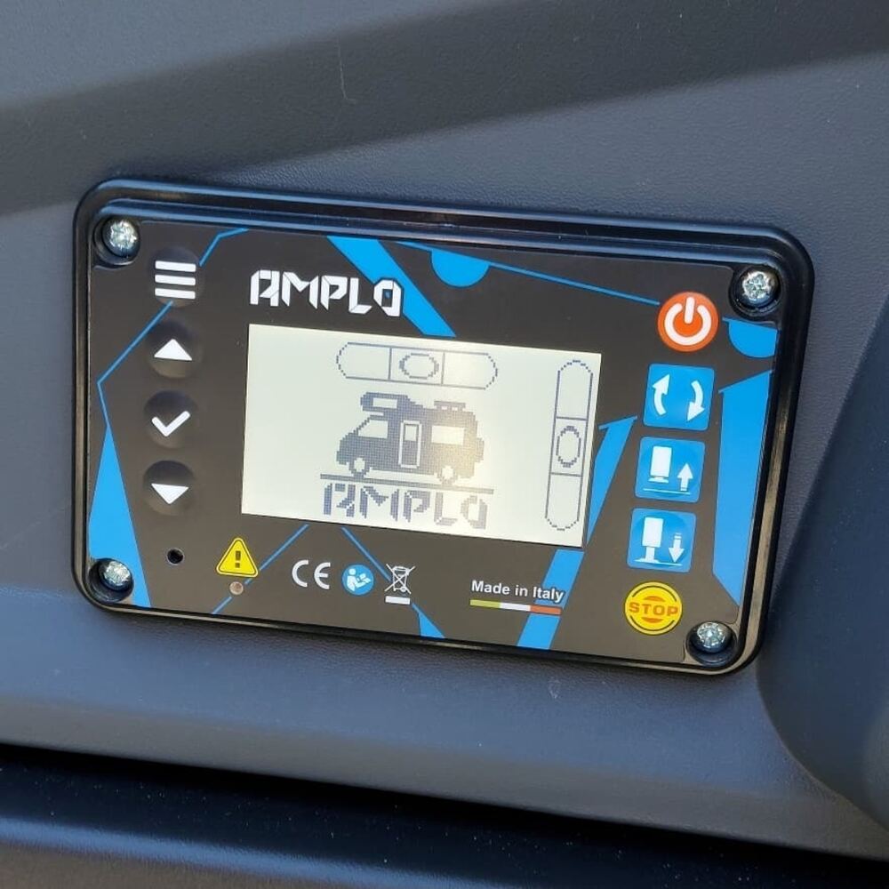 Amplo bedieningspaneel met afstandsbediening in het dashboard